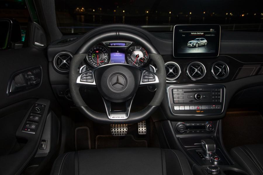Торпедо Mercedes-AMG GLA45 4Matic (X156) 2017 года  (NA) (фото 4 из 31)